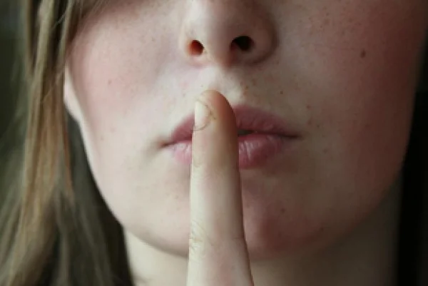 Cómo decirle a alguien, sin ofender, que deje de hacer algo que te molesta