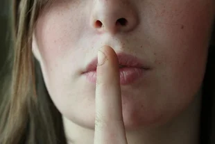 Cómo decirle a alguien, sin ofender, que deje de hacer algo que te molesta